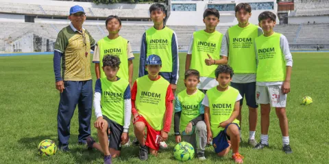 Niñas y niños aprenden técnica sobre el balompié morelense.