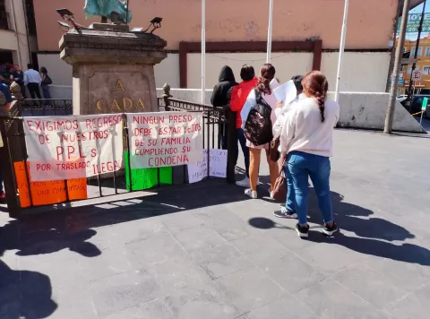 Familiares de presos protestan por reubicaciones a distancia 