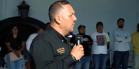 Decenas de trabajadores del Ayuntamiento se vieron obligados a abandonar sus puestos por más de una hora para escuchar el discurso del alcalde Israel Piña