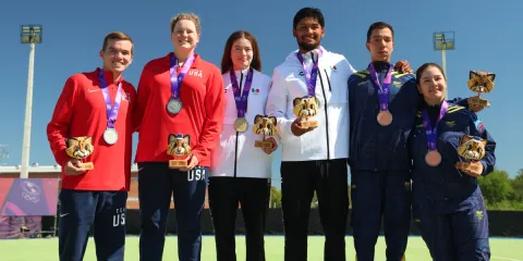 Máximo Méndez recibe la medalla de oro junto a Adriana Castillo.