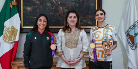 Recibe González Saravia a medallistas de Asunción