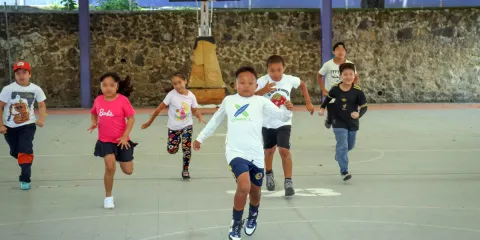 Niñas y niños disfrutan de las nuevas clases deportivas.