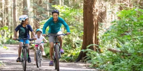 En México, el derecho a la recreación es la garantía que tiene toda persona de acceder y participar en actividades de esparcimiento, juego, deporte, cultura y convivencia social, con el fin de favorecer el bienestar físico, mental y social. Este derecho tiene como fin principal que todas las personas mantengan una vida digna y equilibrada. Por lo que, la recreación como derecho, no se limita a la diversión, sino también al ejercicio de actividades que en conjunto fortalezcan la salud, la tranquilidad, la in