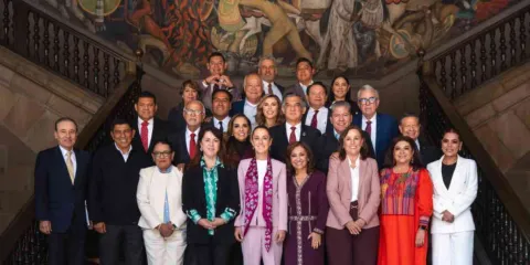Reafirma MGS su compromiso con la salud universal y gratuita en reunión en Palacio Nacional