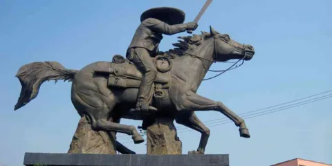 Llega la estatua de Emiliano Zapata a la plaza de armas