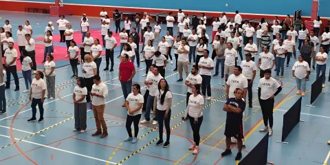 Maestros participan en la activación deportiva.