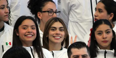 Zaira Salgado, acudió al abanderamiento de la delegación.