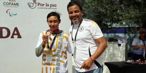 Ángel Alexis Salinas Gutiérrez recibió medalla a manos de Juan Felipe Domínguez, titular del Indem.