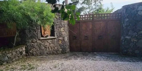 Acusan a Fernández Noroña de comprar casa en terrenos comunales de Tepoztlán