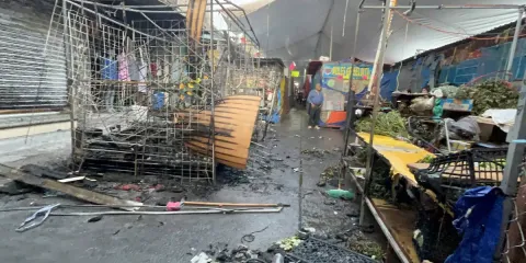 Se incendian 4 locales comerciales en el mercado nuevo de Cuautla