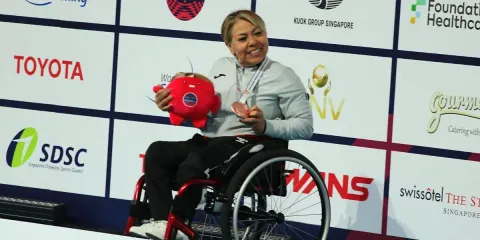 Patricia Valle Benítez recibió la presea tras culminar su competencia.