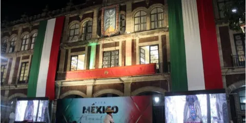 Palacio de Gobierno de Morelos, adornado con la bandera mexicana durante la celebración del noche del Grito de Independencia