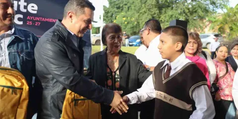 Entrega Rodríguez Casillas más de 30 mil mochilas en Jiutepec