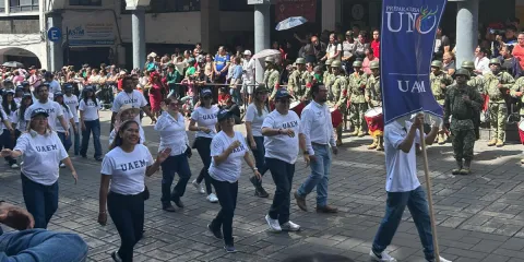 Alumnos de la UAEM desfilan en la capital morelense.