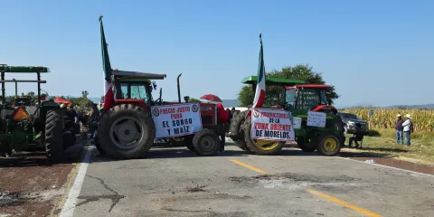 Productores mantienen bloqueo en la autopista Siglo XXI y exigen a la gobernadora Margarita González Saravia gestionar el pago de 7 mil 200 pesos por tonelada de maíz y sorgo, en apoyo al campo morelense.