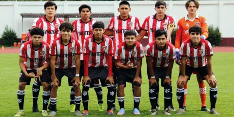 Celebran jugadores, el triunfo de su equipo. 