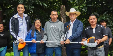 Fortalece Urióstegui Salgado al sector agropecuario con entrega de apoyos