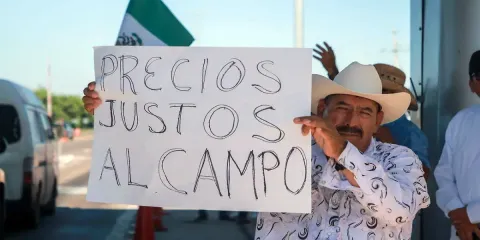 Campesinos de Morelos del Movimiento Siglo XXI exigieron al Gobierno estatal y federal ser incluidos en el acuerdo nacional de apoyos al campo para recibir recursos para la producción de maíz y sorgo.