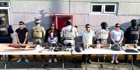 Autoridades estatales dialogaron con familiares de los detenidos frente al Centro Cultural Teopanzolco.