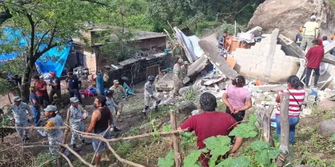 Autoridades estatales anuncian desalojo preventivo en Huajintlán, Amacuzac, tras el derrumbe del cerro “Los Limones”.
