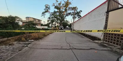 Autoridades policíacas acudieron al lugar tras el ataque a la vivienda del presidente ejidal de Cuautla.
