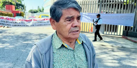 Jubilados se manifestaron afuera del Congreso del Estado para exigir respeto a sus derechos laborales.