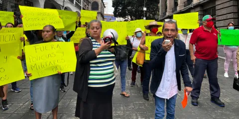Vecinos de Patios de la Estación exigieron justicia frente al Palacio de Gobierno por el asesinato de Luis Ángel “N”.