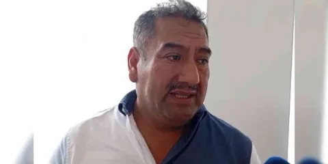 Se deslinda César Dávila de la banda Los Roques