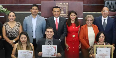 Entrega Legislativo Reconocimiento al Mérito Médico