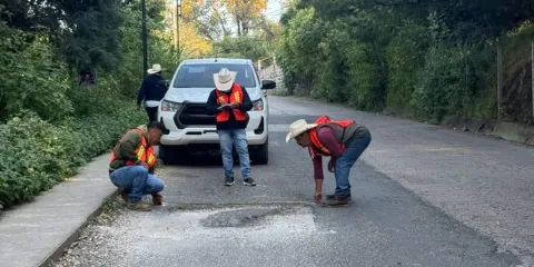 Inician labores de bacheo en la carretera Tetela–Tlacotepec para mejorar la seguridad vial y fortalecer la conectividad regional con apoyo comunitario.