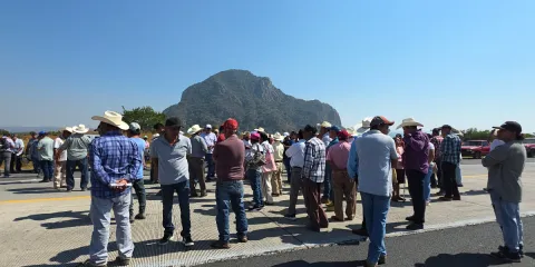 Campesinos bloquean la autopista Siglo XXI y exigen a la SICT el pago inmediato de terrenos expropiados hace 19 años; dan ultimátum al 28 de noviembre.