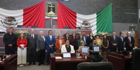Premia Congreso a comunicadores por el Día de la Radio y Televisión
