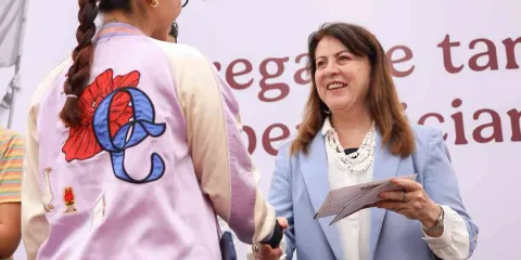 Entregan tarjetas a 836 beneficiarios de Jóvenes Construyendo el Futuro