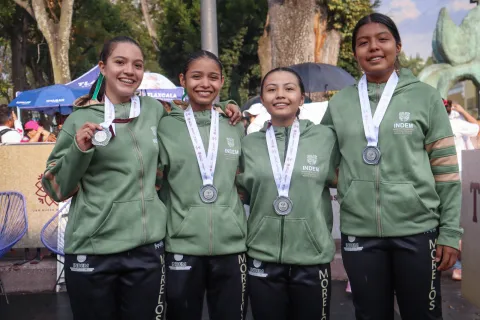 Lorena Azarel Pérez Cortez, integrante del equipo de básquetbol.