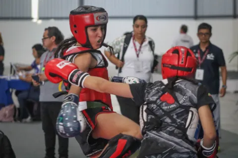 Medallistas morelenses son premiados tras ganar sus combates.