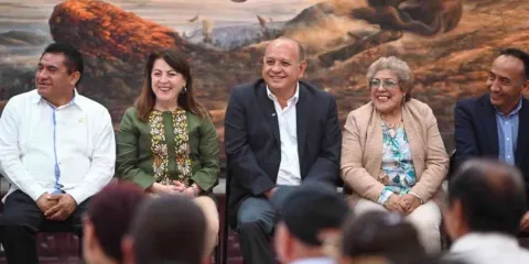 Cumple el Ejecutivo con entrega de prima de antigüedad a 88 docentes
