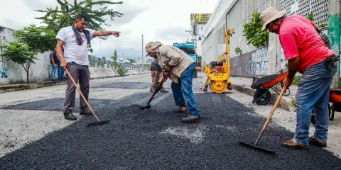 Cuernavaca avanza 80% en bacheo y moderniza alumbrado con 3,500 lámparas LED, informó Guillermo López Mejía de la Secretaría de Desarrollo Sustentable.