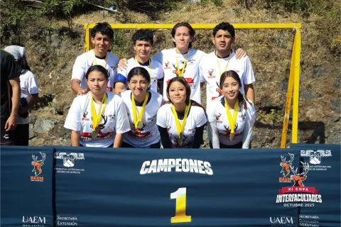 Los ganadores fueron premiados por las autoridades de la UAEM.