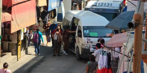 Transportistas de Oaxtepec consideran necesario ajustar la tarifa del transporte público, pero rechazan un aumento del 50% por su impacto en los usuarios.
