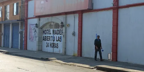 Ataque con bombas molotov al Hotel Madero en Cuautla provocó un incendio y dejó dos personas muertas; autoridades investigan posible extorsión.