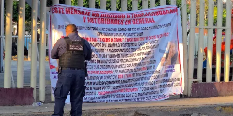 Aparece manta en Cuautla con señalamientos por extorsión, cobro de piso y presunta complicidad en penales de la región.