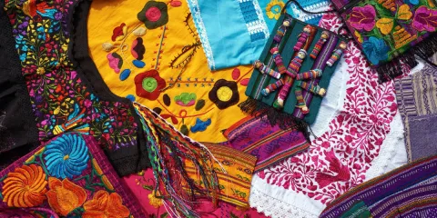 Artesanos de Cuautla esperan una buena temporada por la venta de trajes de “inditos” hechos a mano para la celebración de la Virgen de Guadalupe, con precios accesibles y tradición familiar.