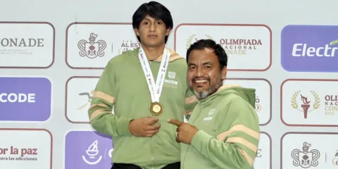 El morelense Emiliano Carrera avanza en el bádminton de alto rendimiento tras integrarse al CNAR y destacar en competencias nacionales e internacionales.