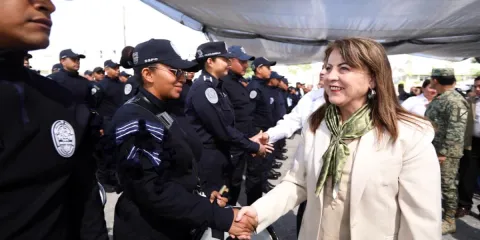 La gobernadora Margarita González Saravia encabezó la graduación de 120 nuevos policías de proximidad en Morelos, reforzando la seguridad estatal y municipal.