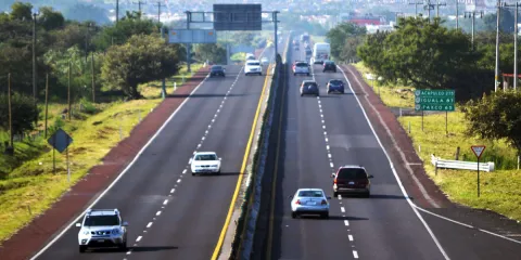 Se refuerza la seguridad en la carretera México-Cuernavaca tras un intento de asalto viralizado. Guardia Nacional y Ejército incrementan presencia para proteger a turistas durante la temporada decembrina.