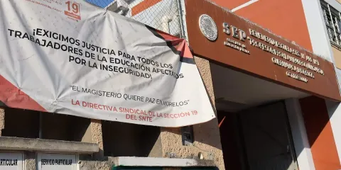 El SNTE en Morelos solicita reforzar la vigilancia en escuelas durante el periodo vacacional ante el aumento de robos. Además, el sindicato reporta avances en la asignación de plazas docentes mediante el SICAMM.