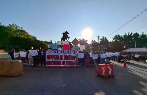 Desde las 8 de la mañana, trabajadores jubilados comenzaron a manifestar su inconformidad por la falta de pago de sus aguinaldos 