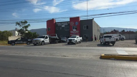 Un ataque armado contra un taxi en Chiconcuac, Xochitepec, dejó una mujer muerta y tres personas heridas; Fiscalía investiga el caso.