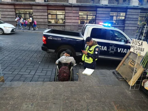  Ruta embiste a persona con discapacidad en el Centro de Cuernavaca; el conductor fue detenido y la víctima recibió atención médica en el lugar.