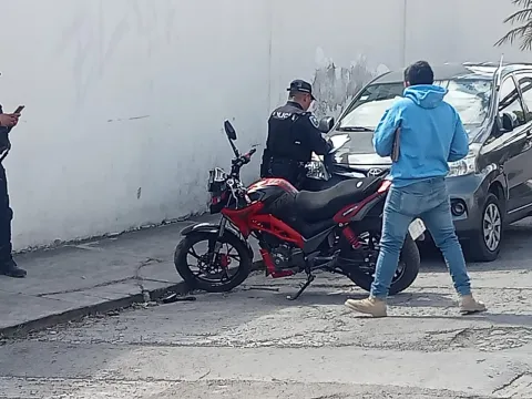  Intento de asalto en la colonia Tulipanes de Cuernavaca provocó una fuerte movilización policiaca; los agresores lograron huir y abandonaron una motocicleta.